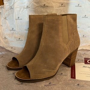 Gently Ised Toms Sand color open toe heels